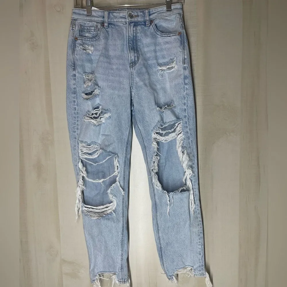 American Eagle mom jeans distressed light wash, size 4 regular‎